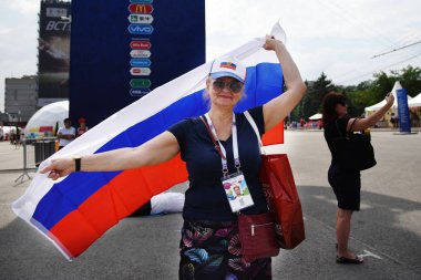 25 Haziran 2018. Rostov-on-Don. Rusya. Güzel Rus kızları Rus millî futbol hayranları fan fest ülke ve dekore edilmiş yüzlerine bayrakları takım. FIFA Dünya Kupası.