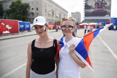 25 Haziran 2018. Rostov-on-Don. Rusya. Güzel Rus kızları Rus millî futbol hayranları fan fest ülke ve dekore edilmiş yüzlerine bayrakları takım. FIFA Dünya Kupası.