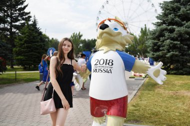 25 Haziran 2018. Rostov-on-Don. Rusya. Rus millî futbol hayranları fan fest ülke ve dekore edilmiş yüzlerine bayrakları takım. FIFA Dünya Kupası.