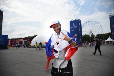 25 Haziran 2018. Rostov-on-Don. Rusya. Rus millî futbol hayranları fan fest ülke ve dekore edilmiş yüzlerine bayrakları takım. FIFA Dünya Kupası.