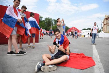 25 Haziran 2018. Rostov-on-Don. Rusya. Rus millî futbol hayranları fan fest ülke ve dekore edilmiş yüzlerine bayrakları takım. FIFA Dünya Kupası.