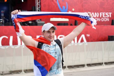25 Haziran 2018. Rostov-on-Don. Rusya. Rus millî futbol hayranları fan fest ülke ve dekore edilmiş yüzlerine bayrakları takım. FIFA Dünya Kupası.