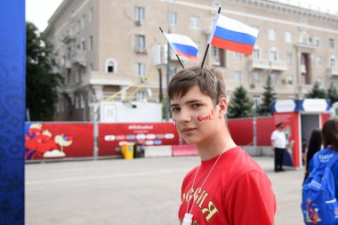25 Haziran 2018. Rostov-on-Don. Rusya. Rus millî futbol hayranları fan fest ülke ve dekore edilmiş yüzlerine bayrakları takım. FIFA Dünya Kupası.
