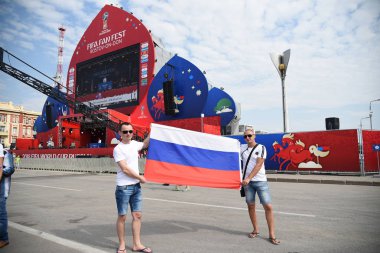 25 Haziran 2018. Rostov-on-Don. Rusya. Rus millî futbol hayranları fan fest ülke ve dekore edilmiş yüzlerine bayrakları takım. FIFA Dünya Kupası.