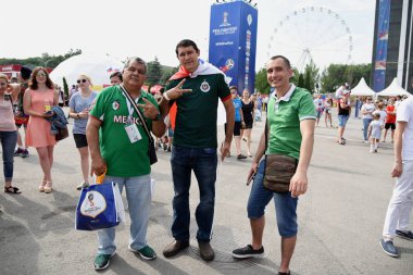 25 Haziran 2018. Rostov-on-Don. Rusya. Meksika Millî Futbol takımının hayranları ile ülke bayrakları ve fan Festivali'nde dekore edilmiş sakallı. FIFA Dünya Kupası.