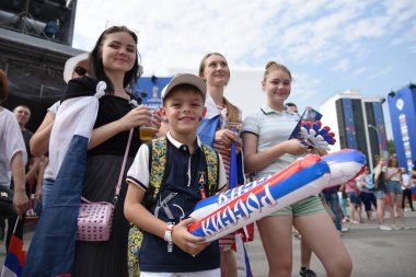 25 Haziran 2018. Rostov-on-Don. Rusya. Küçük çocuk amigo fan fest ülke ve dekore edilmiş yüzlerine bayrakları taşıyan Rus milli futbol takımı. FIFA Dünya Kupası.