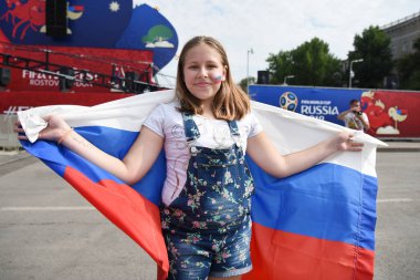 25 Haziran 2018. Rostov-on-Don. Rusya. güzel küçük bir kız amigo fan fest ülke ve dekore edilmiş yüzlerine bayrakları taşıyan Rus milli futbol takımı. FIFA Dünya Kupası.