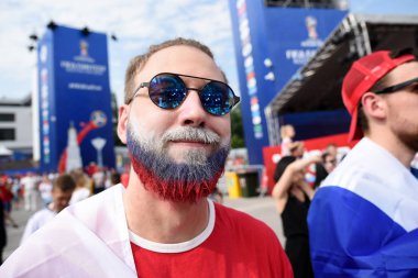 25 Haziran 2018. Rostov-on-Don. Rusya. Hayranları Rus millî futbol takımı ile ülke bayrakları ve fan fest dekore edilmiş bir sakallı. FIFA Dünya Kupası.