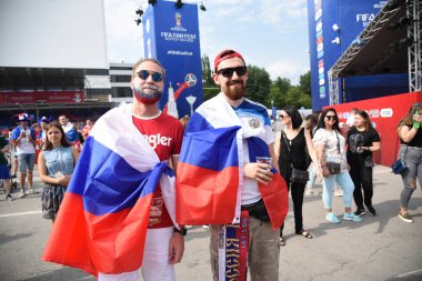 25 Haziran 2018. Rostov-on-Don. Rusya. Rus millî futbol hayranları fan fest ülke ve dekore edilmiş yüzlerine bayrakları takım. FIFA Dünya Kupası.