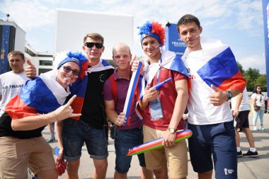 25 Haziran 2018. Rostov-on-Don. Rusya. Rus millî futbol hayranları fan fest ülke ve dekore edilmiş yüzlerine bayrakları takım. FIFA Dünya Kupası.