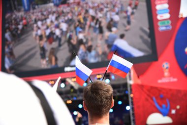 25 Haziran 2018. Rostov-on-Don. Rusya. Rus millî futbol hayranları fan fest ülke ve dekore edilmiş yüzlerine bayrakları takım. FIFA Dünya Kupası.