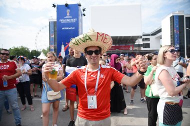 25 Haziran 2018. Rostov-on-Don. Rusya. Meksika Millî Futbol takımının hayranları ile ülke bayrakları ve fan Festivali'nde dekore edilmiş sakallı. FIFA Dünya Kupası.