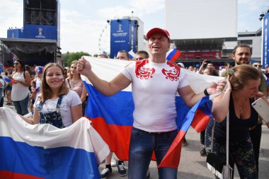 25 Haziran 2018. Rostov-on-Don. Rusya. Rus millî futbol hayranları fan fest ülke ve dekore edilmiş yüzlerine bayrakları takım. FIFA Dünya Kupası.