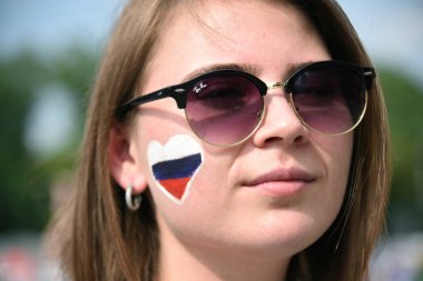 25 Haziran 2018. Rostov-on-Don. Rusya. Güzel Rus kızları Rus millî futbol hayranları fan fest ülke ve dekore edilmiş yüzlerine bayrakları takım. FIFA Dünya Kupası.
