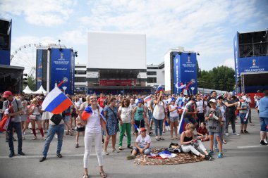 25 Haziran 2018. Rostov-on-Don. Rusya. Rus millî futbol hayranları fan fest ülke ve dekore edilmiş yüzlerine bayrakları takım. FIFA Dünya Kupası.