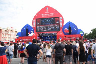 25 Haziran 2018. Rostov-on-Don. Rusya. Rus millî futbol hayranları fan fest ülke ve dekore edilmiş yüzlerine bayrakları takım. FIFA Dünya Kupası.