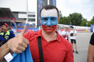 25 Haziran 2018. Rostov-on-Don. Rusya. Rus millî futbol hayranları fan fest ülke ve dekore edilmiş yüzlerine bayrakları takım. FIFA Dünya Kupası.