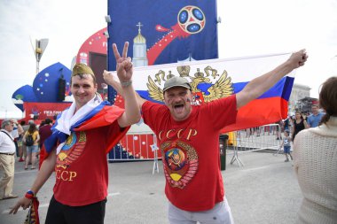 25 Haziran 2018. Rostov-on-Don. Rusya. Rus millî futbol hayranları fan fest ülke ve dekore edilmiş yüzlerine bayrakları takım. FIFA Dünya Kupası.