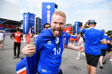 25 Haziran 2018. Rostov-on-Don. Rusya. Hayranları İzlanda Millî Futbol Takımı ile ülke bayrakları ve fan Festivali'nde dekore edilmiş bir suratla. FIFA Dünya Kupası.