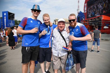 25 Haziran 2018. Rostov-on-Don. Rusya. Hayranları İzlanda Millî Futbol Takımı ile ülke bayrakları ve fan Festivali'nde dekore edilmiş bir suratla. FIFA Dünya Kupası.