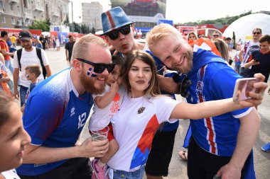 25 Haziran 2018. Rostov-on-Don. Rusya. Hayranları İzlanda Millî Futbol Takımı ile ülke bayrakları ve fan Festivali'nde dekore edilmiş bir suratla. FIFA Dünya Kupası.