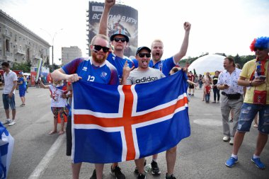 25 Haziran 2018. Rostov-on-Don. Rusya. Hayranları İzlanda Millî Futbol Takımı ile ülke bayrakları ve fan Festivali'nde dekore edilmiş bir suratla. FIFA Dünya Kupası.