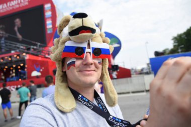 25 Haziran 2018. Rostov-on-Don. Rusya. Rus millî futbol hayranları fan fest ülke ve dekore edilmiş yüzlerine bayrakları takım. FIFA Dünya Kupası.