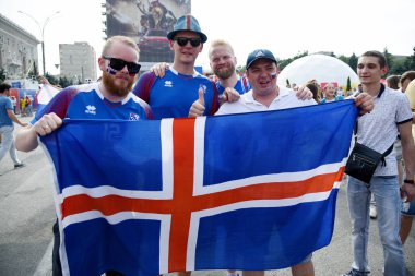 25 Haziran 2018. Rostov-on-Don. Rusya. Hayranları İzlanda Millî Futbol Takımı ile ülke bayrakları ve fan Festivali'nde dekore edilmiş bir suratla. FIFA Dünya Kupası.