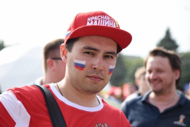 25 Haziran 2018. Rostov-on-Don. Rusya. Rus millî futbol hayranları fan fest ülke ve dekore edilmiş yüzlerine bayrakları takım. FIFA Dünya Kupası.