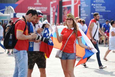 25 Haziran 2018. Rostov-on-Don. Rusya. Güzel Rus kızları Rus millî futbol hayranları fan fest ülke ve dekore edilmiş yüzlerine bayrakları takım. FIFA Dünya Kupası.