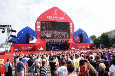 25 Haziran 2018. Rostov-on-Don. Rusya. Rus millî futbol hayranları fan fest ülke ve dekore edilmiş yüzlerine bayrakları takım. FIFA Dünya Kupası.