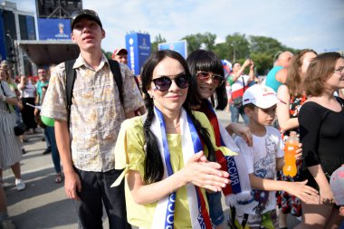 25 Haziran 2018. Rostov-on-Don. Rusya. Güzel Rus kızları Rus millî futbol hayranları fan fest ülke ve dekore edilmiş yüzlerine bayrakları takım. FIFA Dünya Kupası.