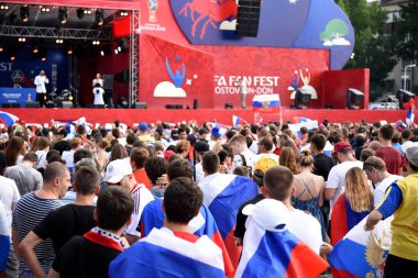25 Haziran 2018. Rostov-on-Don. Rusya. Rus millî futbol hayranları fan fest ülke ve dekore edilmiş yüzlerine bayrakları takım. FIFA Dünya Kupası.