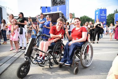 25 Haziran 2018. Rostov-on-Don. Rusya. Rusya Millî Futbol Takımı tekerlekli sandalye ile fan Festivali'nde ülke bayrakları fanlar. FIFA Dünya Kupası.