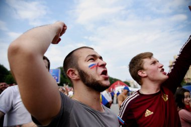 25 Haziran 2018. Rostov-on-Don. Rusya. Rus millî futbol hayranları fan fest ülke ve dekore edilmiş yüzlerine bayrakları takım. FIFA Dünya Kupası.