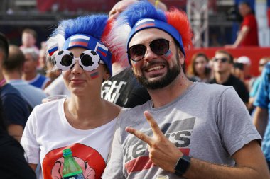 25 Haziran 2018. Rostov-on-Don. Rusya. Rus millî futbol hayranları fan fest ülke ve dekore edilmiş yüzlerine bayrakları takım. FIFA Dünya Kupası.