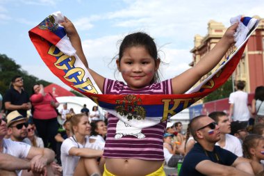 25 Haziran 2018. Rostov-on-Don. Rusya. güzel küçük bir kız amigo fan fest ülke ve dekore edilmiş yüzlerine bayrakları taşıyan Rus milli futbol takımı. FIFA Dünya Kupası.