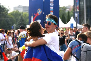 25 Haziran 2018. Rostov-on-Don. Rusya. Rus millî futbol hayranları fan fest ülke ve dekore edilmiş yüzlerine bayrakları takım. FIFA Dünya Kupası.