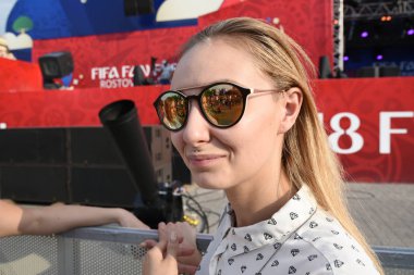 25 Haziran 2018. Rostov-on-Don. Rusya. Güzel Rus kızları Rus millî futbol hayranları fan fest ülke ve dekore edilmiş yüzlerine bayrakları takım. FIFA Dünya Kupası.