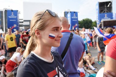 25 Haziran 2018. Rostov-on-Don. Rusya. Güzel Rus kızları Rus millî futbol hayranları fan fest ülke ve dekore edilmiş yüzlerine bayrakları takım. FIFA Dünya Kupası.