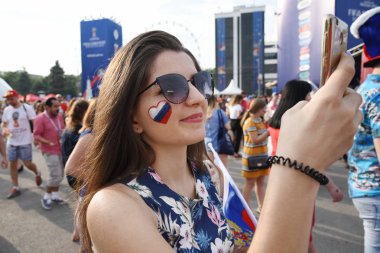 25 Haziran 2018. Rostov-on-Don. Rusya. Güzel Rus kızları Rus millî futbol hayranları fan fest ülke ve dekore edilmiş yüzlerine bayrakları takım. FIFA Dünya Kupası.
