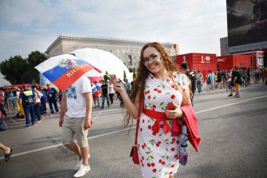 25 Haziran 2018. Rostov-on-Don. Rusya. Güzel Rus kızları Rus millî futbol hayranları fan fest ülke ve dekore edilmiş yüzlerine bayrakları takım. FIFA Dünya Kupası.
