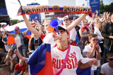25 Haziran 2018. Rostov-on-Don. Rusya. Güzel Rus kızları Rus millî futbol hayranları fan fest ülke ve dekore edilmiş yüzlerine bayrakları takım. FIFA Dünya Kupası.
