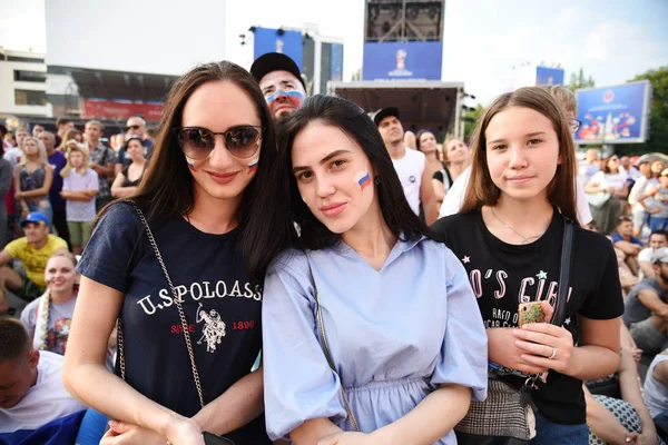25 Haziran 2018. Rostov-on-Don. Rusya. Güzel Rus kızları Rus millî futbol hayranları fan fest ülke ve dekore edilmiş yüzlerine bayrakları takım. FIFA Dünya Kupası.