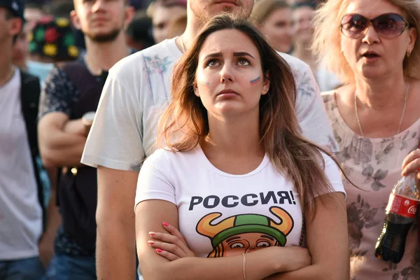 2018年6月25日 罗斯托夫 俄罗斯 俄罗斯的女孩们用国家的国旗和球迷节的装饰面孔 呼喊着俄罗斯国家足球队的歌迷们 世界杯 — 图库照片