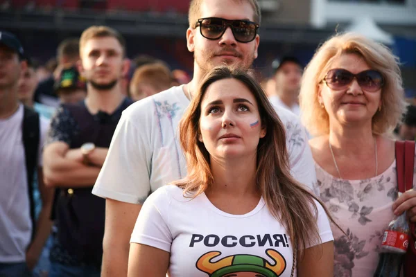 25 Haziran 2018. Rostov-on-Don. Rusya. Rus kızları Rus millî futbol takımı hayranları ülke bayrakları taşıyan ağlama ağlıyor ve fan fest yüzlerine dekore edilmiştir. FIFA Dünya Kupası.