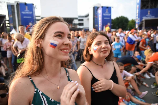 25 Haziran 2018. Rostov-on-Don. Rusya. Güzel Rus kızları Rus millî futbol hayranları fan fest ülke ve dekore edilmiş yüzlerine bayrakları takım. FIFA Dünya Kupası.