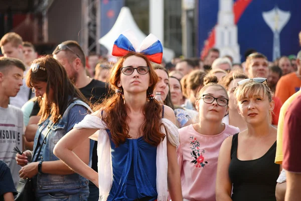 25 Haziran 2018. Rostov-on-Don. Rusya. Güzel Rus kızları Rus millî futbol hayranları fan fest ülke ve dekore edilmiş yüzlerine bayrakları takım. FIFA Dünya Kupası.