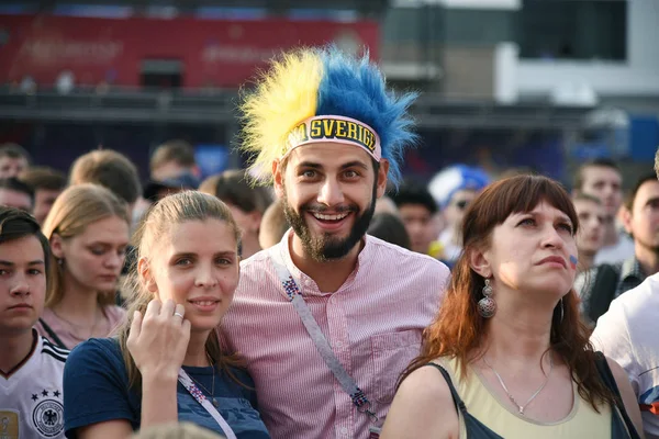 25 Haziran 2018. Rostov-on-Don. Rusya. Rus millî futbol hayranları fan fest ülke ve dekore edilmiş yüzlerine bayrakları takım. FIFA Dünya Kupası.