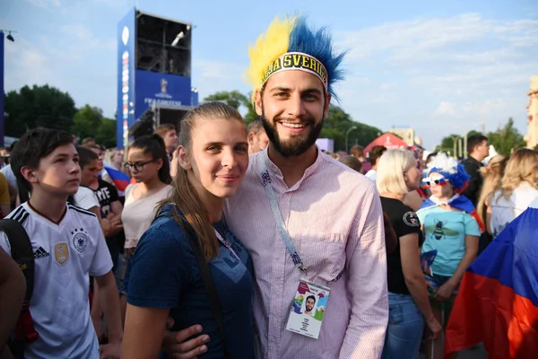 25 Haziran 2018. Rostov-on-Don. Rusya. Rus millî futbol hayranları fan fest ülke ve dekore edilmiş yüzlerine bayrakları takım. FIFA Dünya Kupası.